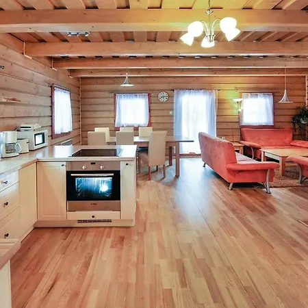 Three-bedroom Holiday In Malatiny